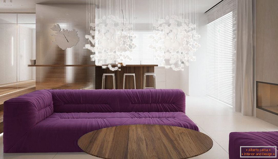 A combinação de madeira e violeta no interior