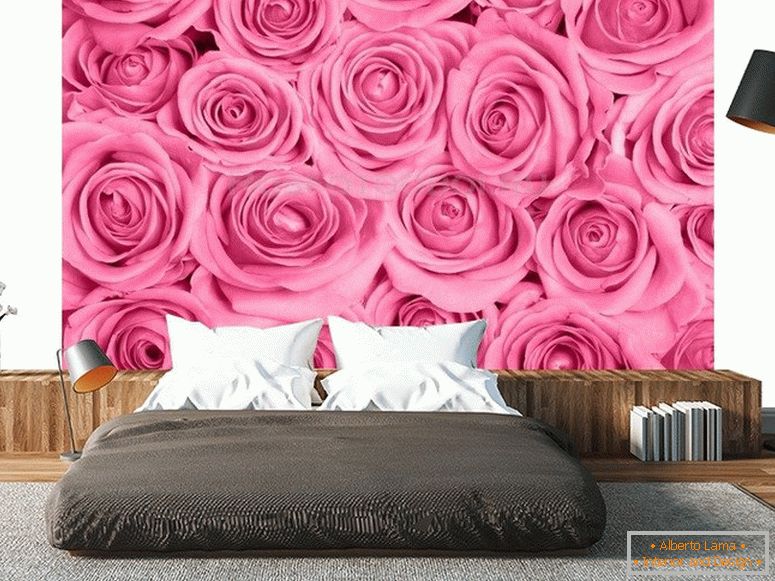Rosas brilhantes na parede do quarto