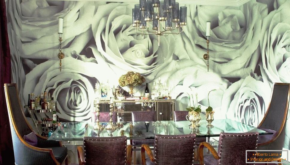 Decoração de parede com rosas na sala de jantar