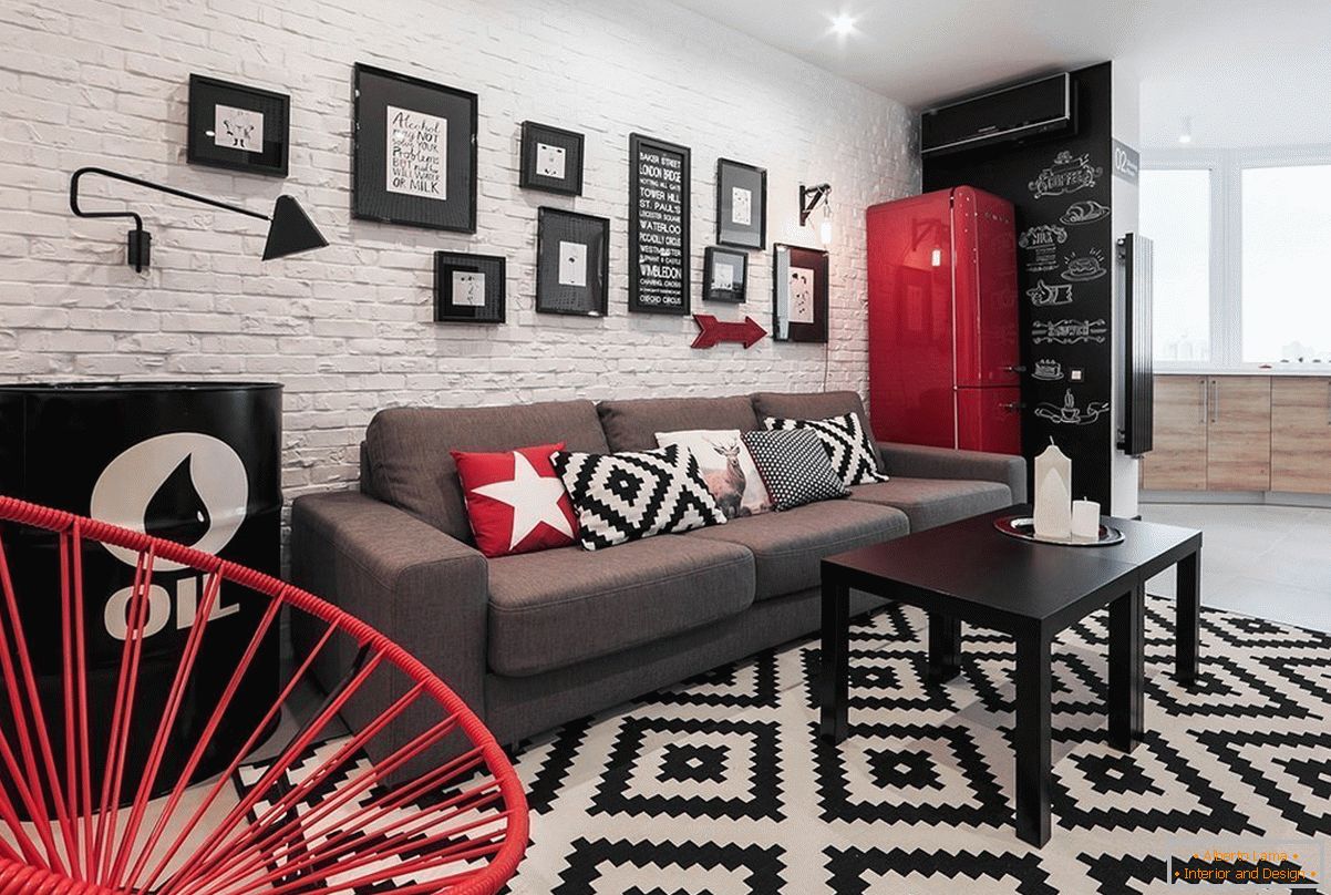 Elementos de decoração vermelha em um apartamento preto e branco