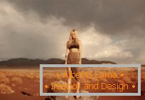 Photoshoot no deserto com a modelo Hannah Kirkelie