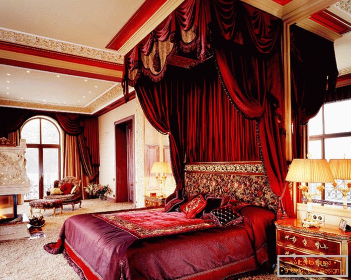 O brilhante dossel escarlate se encaixa perfeitamente na imagem geral do interior. Interessante combinação de dossel sobre a cama e cortinas.
