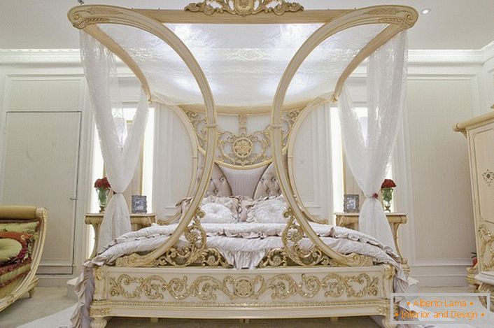 Um dossel de luxo no quarto em estilo barroco. Excelente projeto de design para um quarto familiar.
