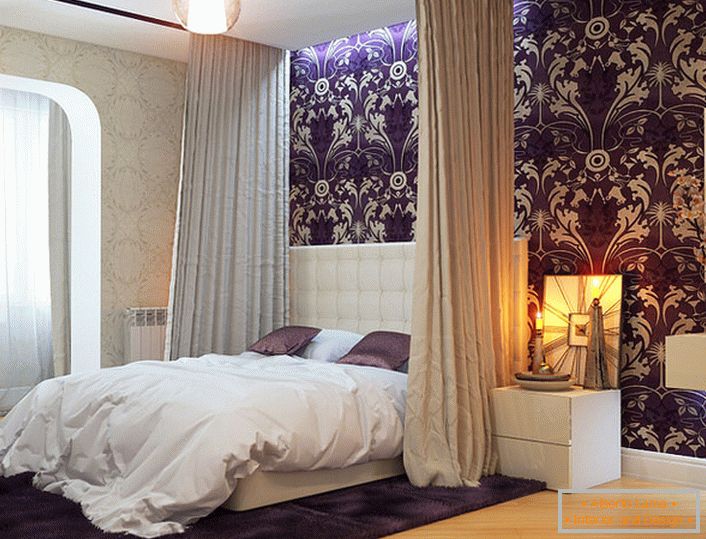 Baldahin, montado no teto, combinava perfeitamente com uma cama estrita no estilo Art Nouveau.