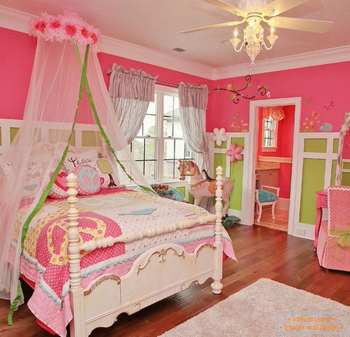 Brilhante, fabuloso quarto para um bebê.