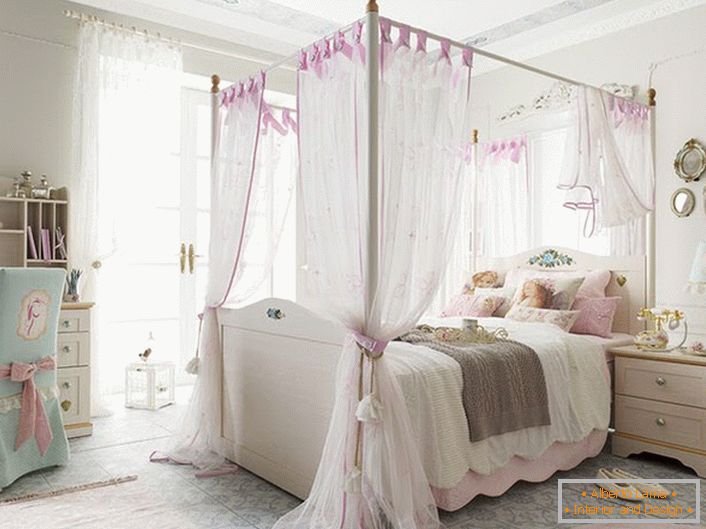 Design de interiores delicado no quarto de uma jovem senhora. Um toldo semi-transparente durante o sono diurno irá diminuir a luz solar.