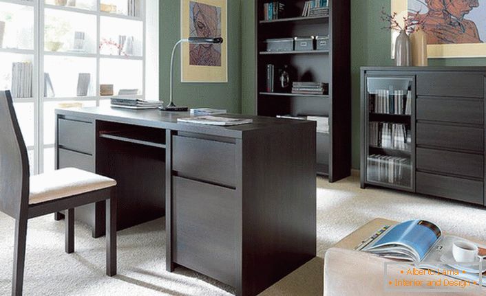 Requintado escritório é favoravelmente decorado com mobília do gabinete. Tons de mobiliário corretamente escolhidos harmoniosamente aparecem na imagem geral do interior.