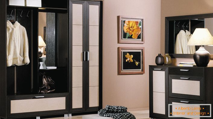 Uma combinação clássica de preto e branco para o corredor. O mobiliário modular é talvez a opção mais prática para o corredor. 
