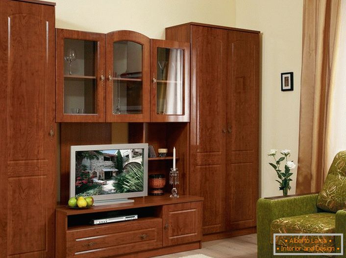 Parede para sala de estar em estilo clássico. Mobiliário modular de cor castanho claro é amplo e prático. 