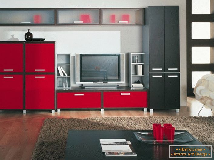Chamando, uma combinação brilhante de vermelho e preto no interior do quarto de hóspedes. Parede modular funcional é espaçoso e parece ótimo no conceito geral de design.