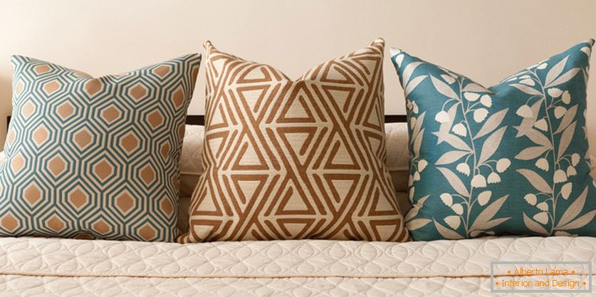 Almofadas decorativas na cama em tons pastel-turquesa