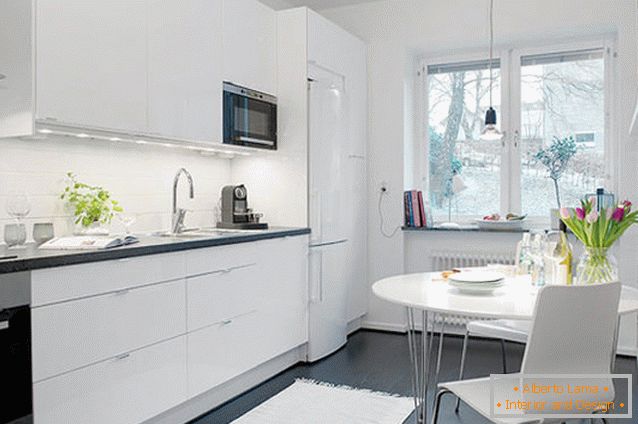 Cozinha de um pequeno apartamento em Goteborg