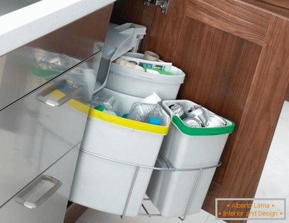 Como colocar uma lata de lixo na cozinha