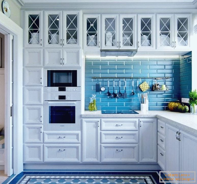Cozinha com paredes e piso azul