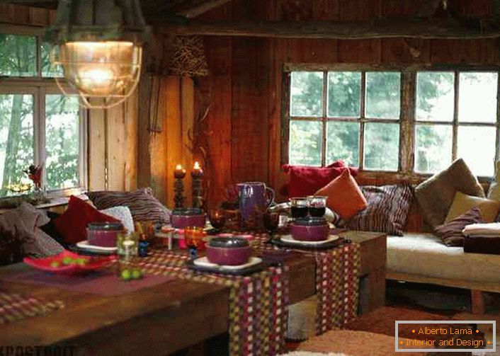 Um monte de travesseiros, toalhas coloridas nas mesas ajudará a criar um lugar aconchegante na sala de estar do país.