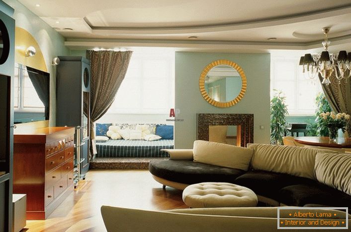 A decoração da sala de estar no estilo do país italiano é interessante piso em parquet. O revestimento natural combina harmoniosamente os elementos claros e escuros.