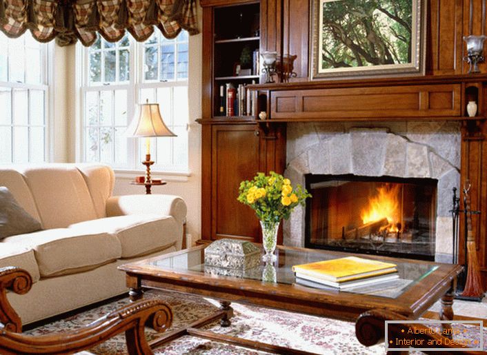 Sala de estar é feita no estilo do país escandinavo. Mobília áspera da lareira, móveis maciços, envernizados