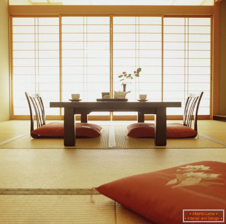 decorando-a-sala de estar-com-estilo-japonês-mais-uma-mesa-e-um-vaso-de-flores-então-o-travesseiro-mais-tapete-1024x1017