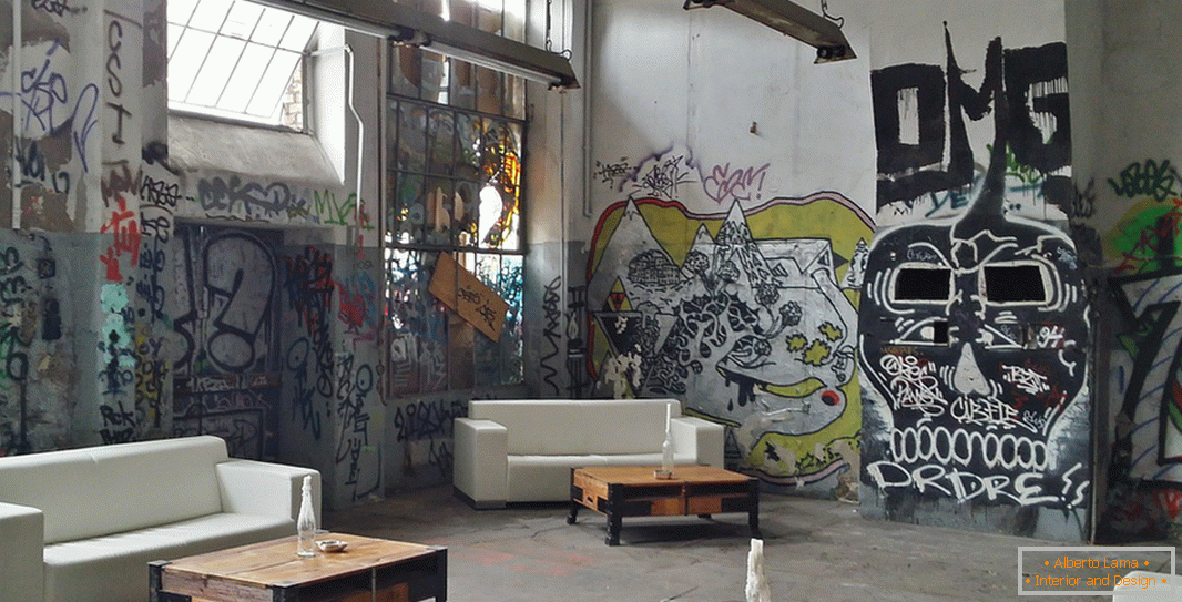 Interior em estilo loft com graffiti