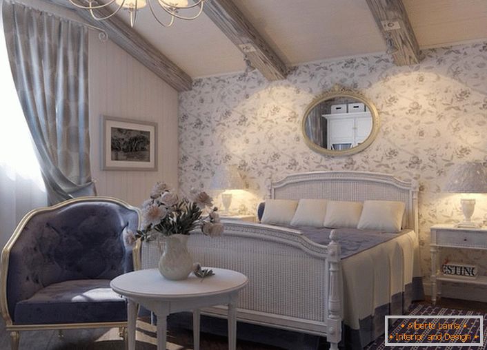 A mobília do quarto no estilo rústico é escolhida harmoniosamente. O candelabro e as luzes de cabeceira com tons clássicos são dignos de nota.
