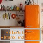 Interior com geladeira laranja