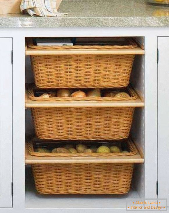 Armazenamento de legumes e frutas na cozinha em cestos
