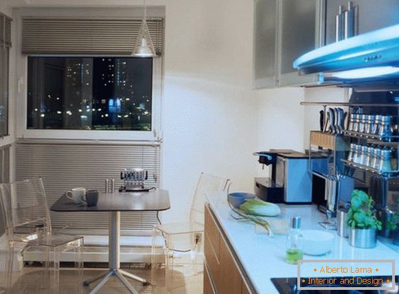 Interior da cozinha com móveis transparentes
