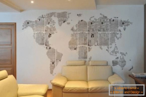 Mapa do mundo na parede com suas próprias mãos