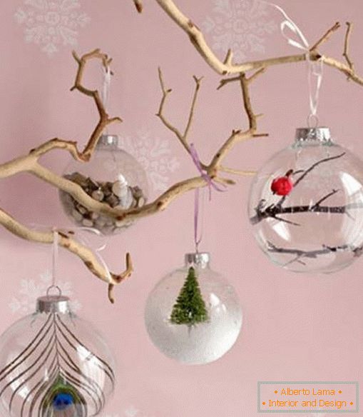 Bolas de Natal transparentes com decoração dentro