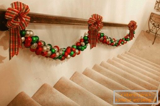 Nós decoramos as escadas para o ano novo