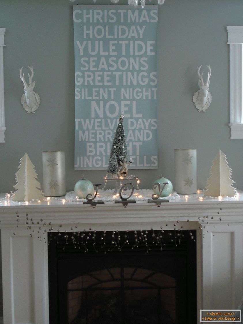 Cores brancas e azuis no design da sala de estar para o ano novo