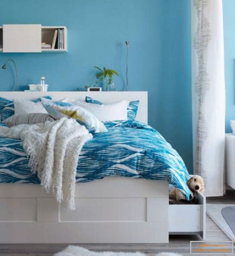 blue-sky-ikea-criança-lençóis-de-cama-com-padrão-curvo-em-de-madeira-branca-de-cama-sobre-laminado-piso-também-branco-peludo-tapete-e-pequeno-simples-gabinete-1024x1120