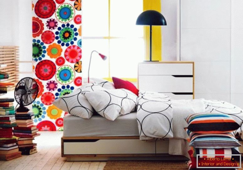 quarto-família-design-idéias-pequeno-apartamento-cama-set-móveis-ikea-quarto-projetos-com-piso-de-madeira-e-uma-cortina-que-tem-um-adorável-motivo floral