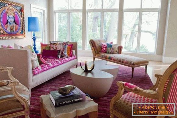 Interior branco e rosa em estilo indiano - foto