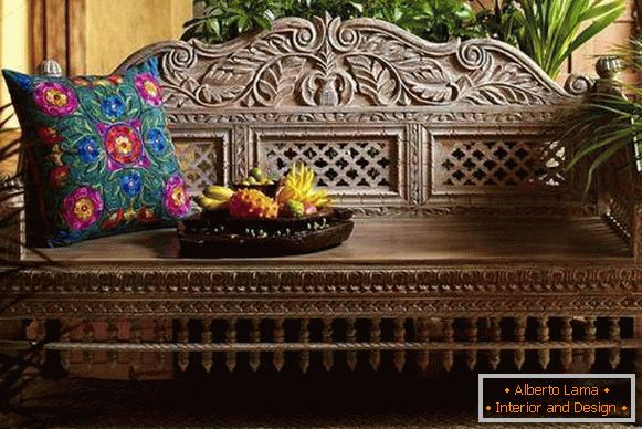 Mobiliário esculpido indiano - sofá de bancada com travesseiros