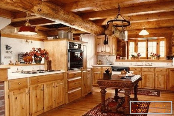 Interior da cozinha de uma casa de madeira - foto de madeira