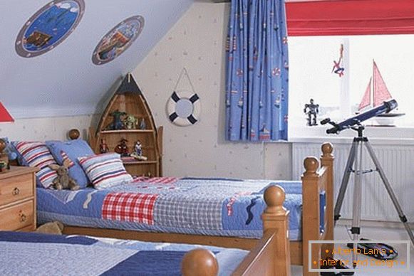 interessante interior de um quarto infantil para meninos no sótão
