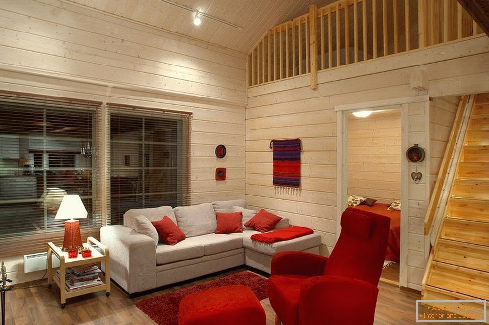 Interior de uma casa feita de madeira