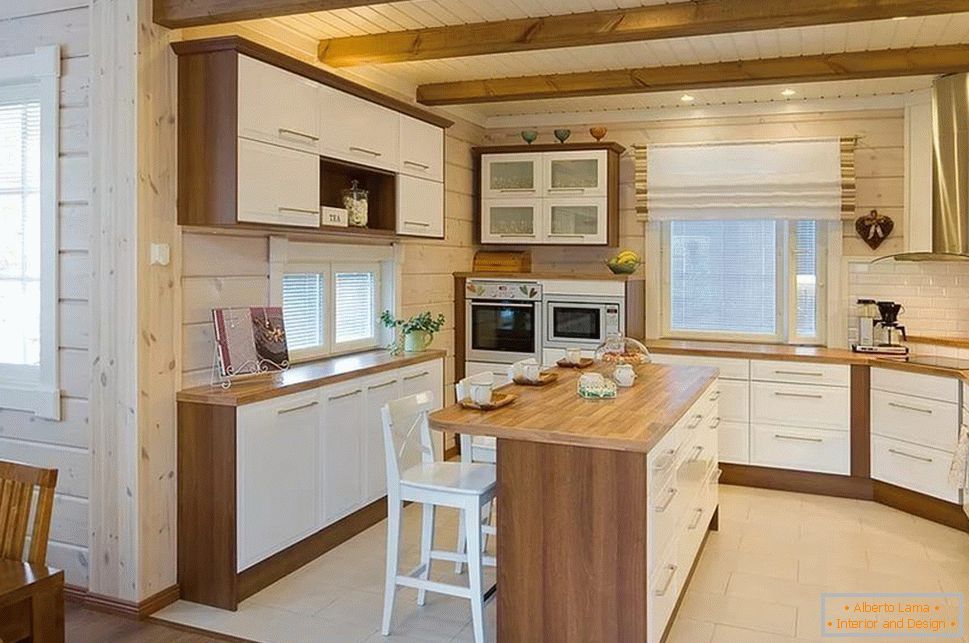 Cozinha em uma casa feita de madeira