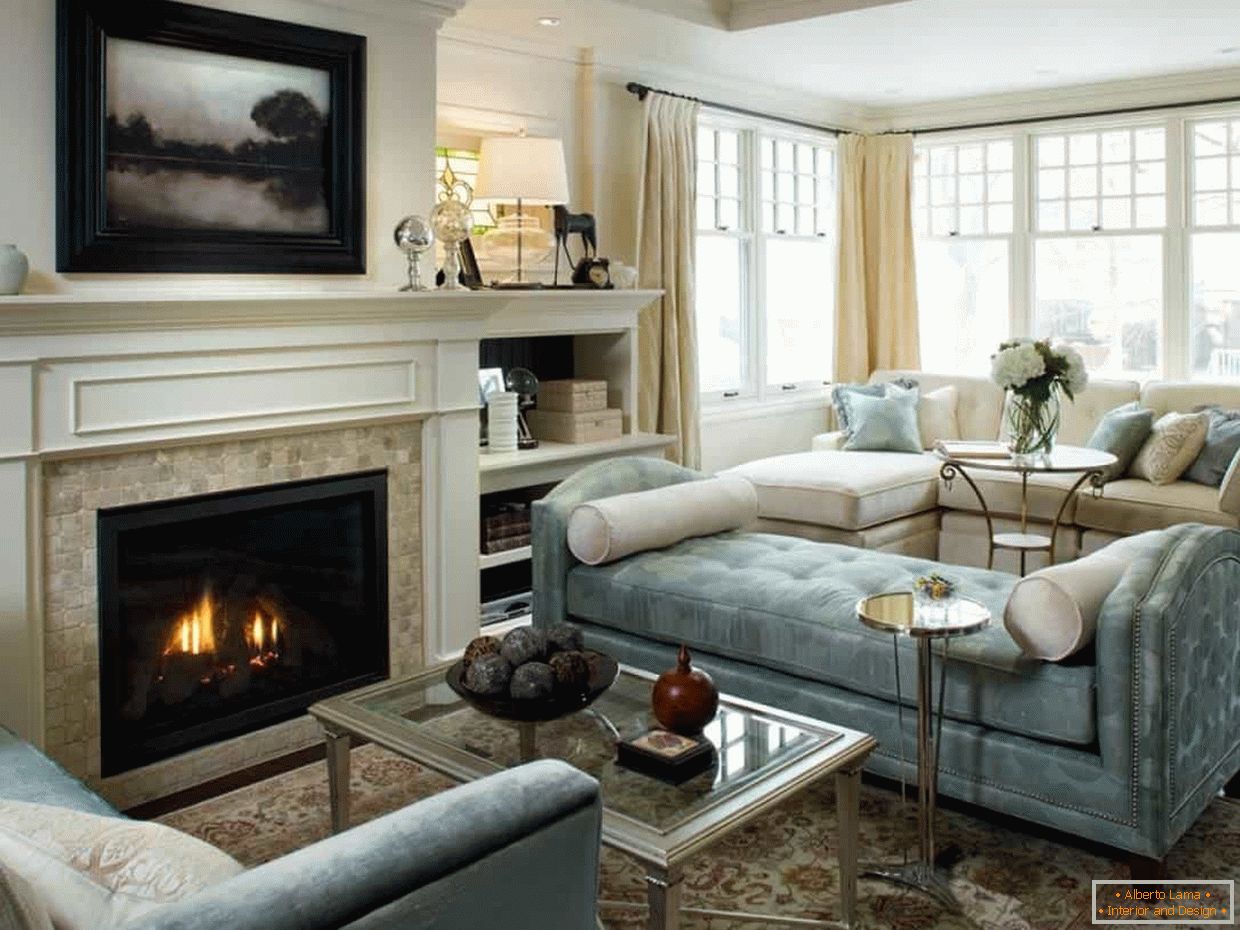 Design brilhante da sala de estar na casa com lareira