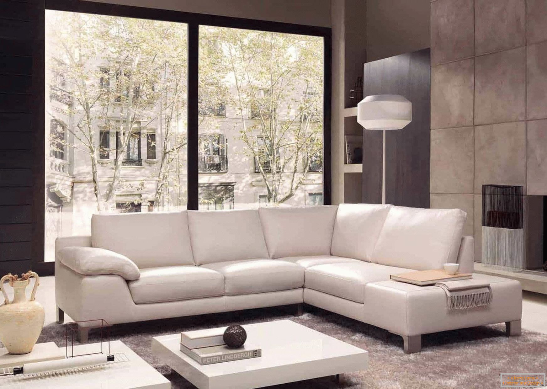 O design da sala de estar em estilo moderno com lareira