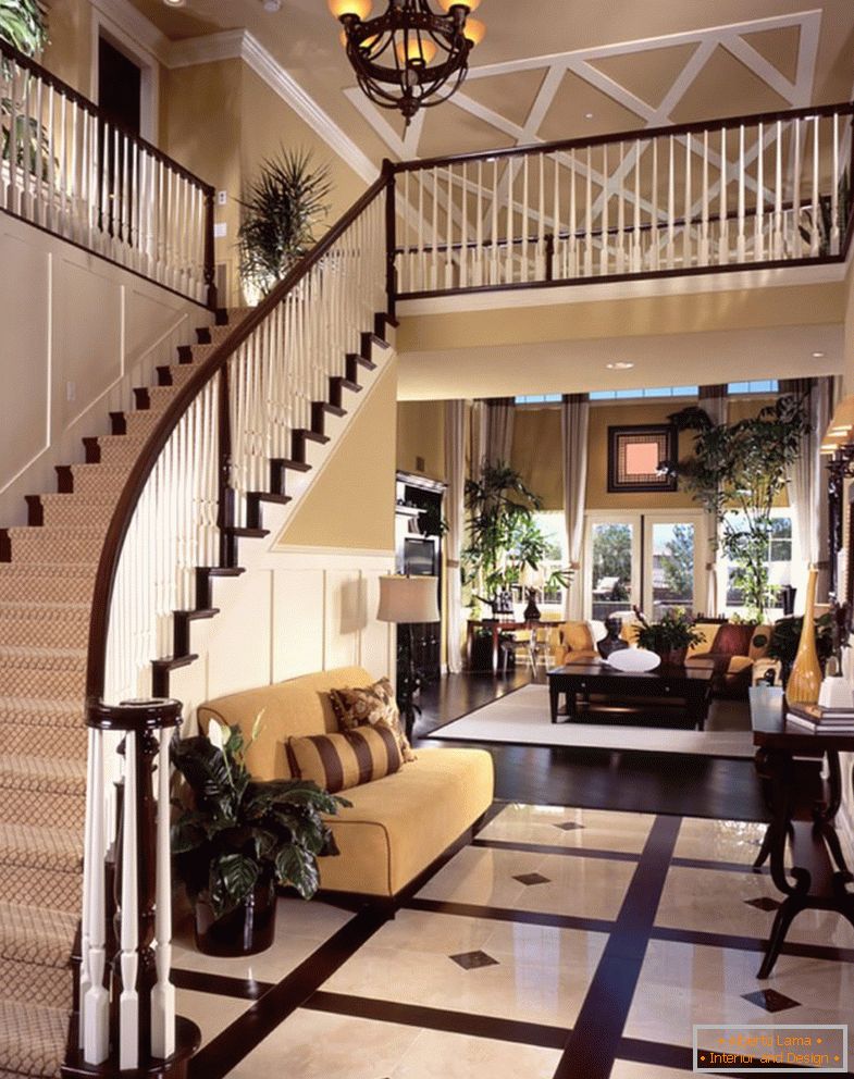 Escada direta na sala de estar