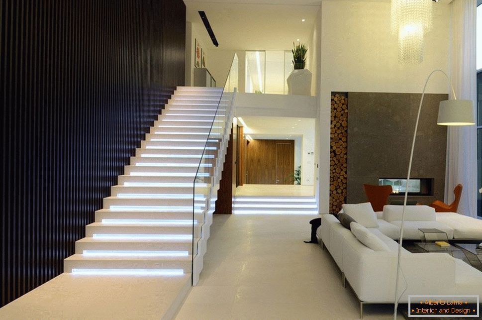 Escada com iluminação na sala de estar