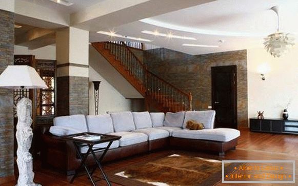 Interior da sala de estar com uma escada em uma casa privada - foto de um belo design
