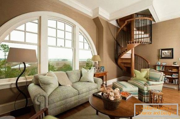 Interior da sala de estar com uma escada em espiral em uma casa privada - idéias de design
