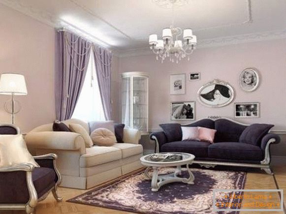 O interior da sala de estar clássica em uma casa particular в сиреневых тонах