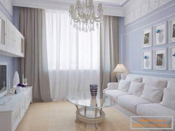 Interior brilhante de uma pequena sala de estar em uma casa particular em tons de lilás