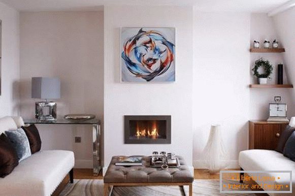 Interior moderno de uma pequena sala de estar em uma casa privada в белом цвете