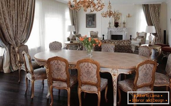 Interior da sala de jantar em uma casa privada em estilo clássico