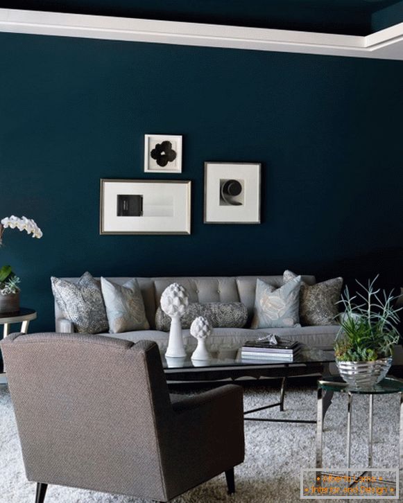 Moderna sala de estar com papel de parede preto